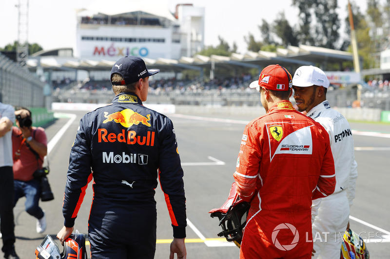 Sebastian Vettel, Ferrari, habla con Max Verstappen, Red Bull Racing, Lewis Hamilton, Mercedes AMG F1