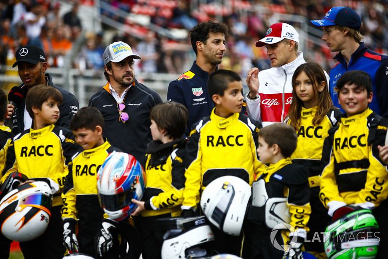 Los jóvenes pilotos de kart respaldados por el RACC, el club automovilístico más grande de España, posan con Lewis Hamilton, Mercedes AMG F1, Fernando Alonso, McLaren, Daniel Ricciardo, Red Bull Racing. Marcus Ericsson, y Brendon Hartley, Toro Rosso