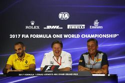 Cyril Abiteboul, Renault Sport F1 Managing Director, Zak Brown, McLaren Executive Director and Mario
