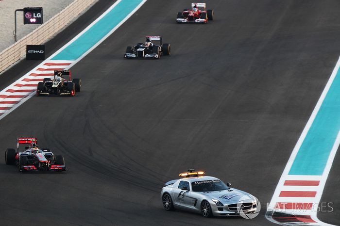 Lewis Hamilton, McLaren MP4-27 lidera detrás del coche de seguridad