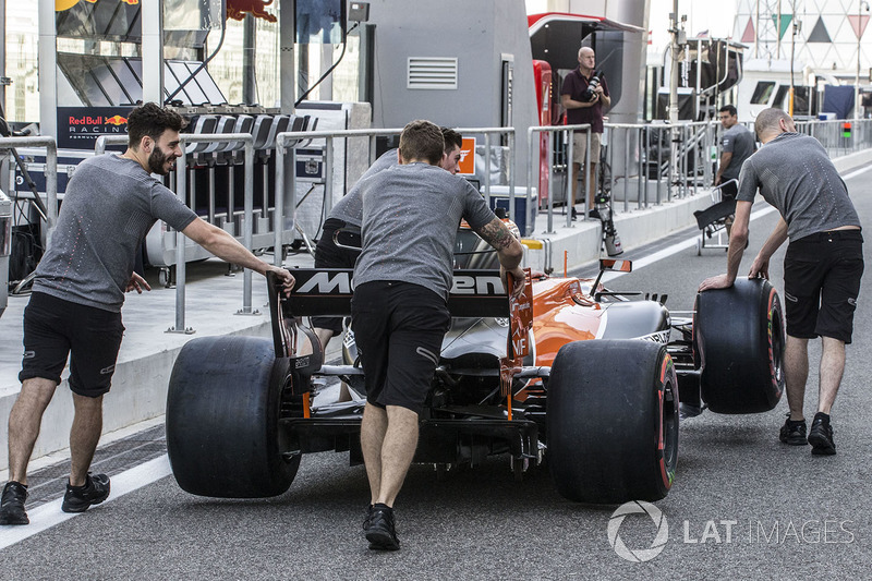 McLaren mechanics with McLaren MCL32 in pit lane