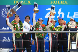 Podio assoluto: al secondo posto Mike Conway, Kamui Kobayashi, Jose Maria Lopez, Toyota Gazoo Racing