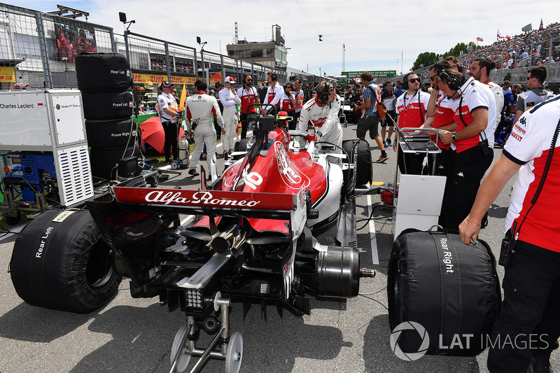 Charles Leclerc, Sauber C37 on the grid
