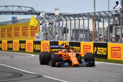 Stoffel Vandoorne, McLaren MCL33 with puncture