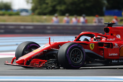 Sebastian Vettel, Ferrari SF71H, ritorna ai box con l'ala anteriore rotta