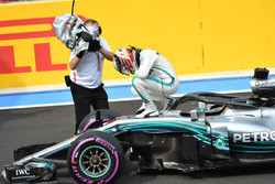 Il poleman Lewis Hamilton, Mercedes-AMG F1 W09 festeggia nel parco chiuso