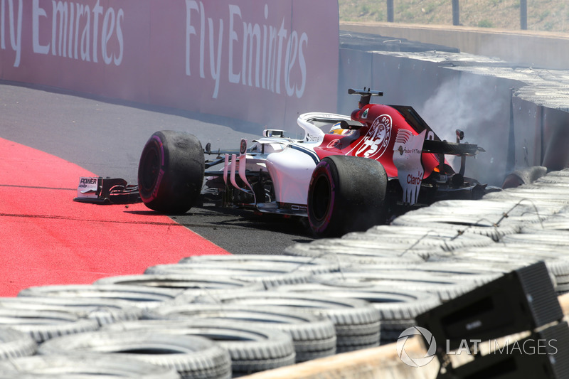 Marcus Ericsson, Sauber C37 choca en la PL1 y se incendia