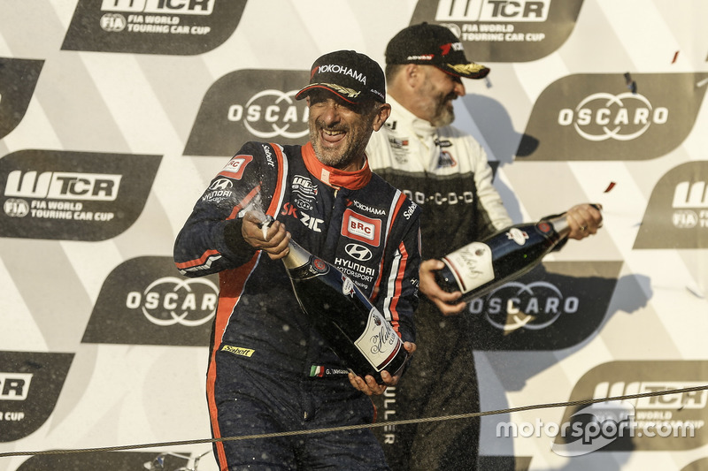 Podio: ganador de la carrera Gabriele Tarquini, BRC Racing Team Hyundai i30 N TCR, Yvan Muller, YMR Hyundai i30 N TCR