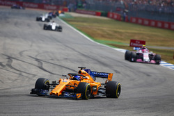 Fernando Alonso, McLaren MCL33, devant Esteban Ocon, Force India VJM11