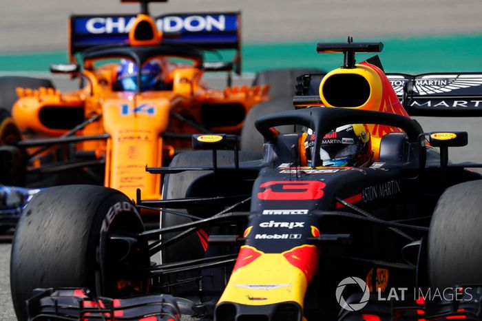 Daniel Ricciardo, Red Bull Racing RB14, por delante de Fernando Alonso, McLaren MCL33