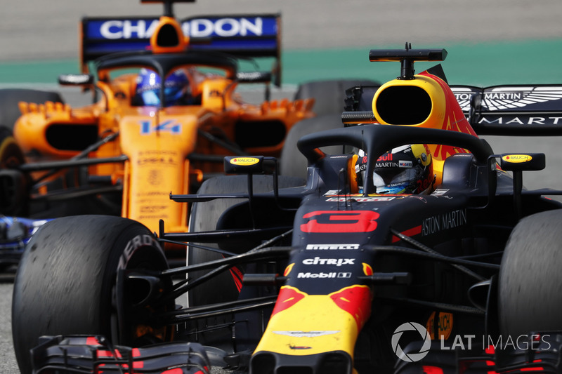 Daniel Ricciardo, Red Bull Racing RB14, precede Fernando Alonso, McLaren MCL33