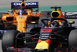 Daniel Ricciardo, Red Bull Racing RB14, devant Fernando Alonso, McLaren MCL33