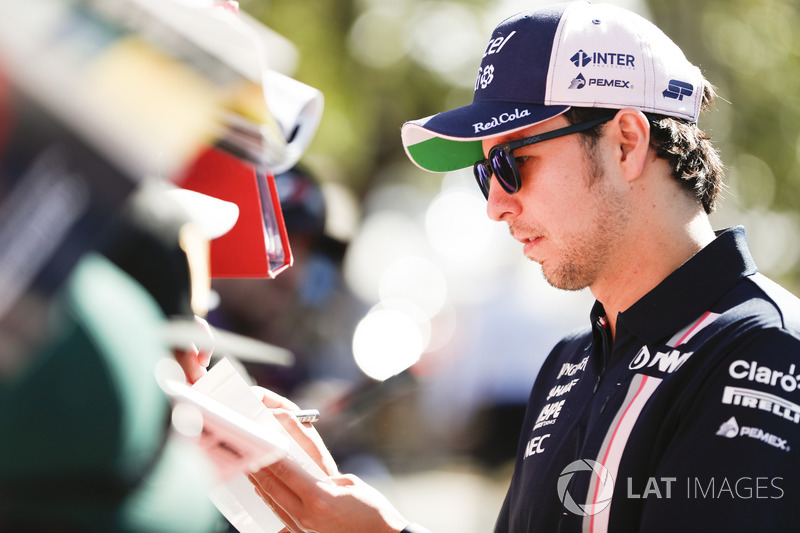 Sergio Pérez, Force India, firma autógrafos