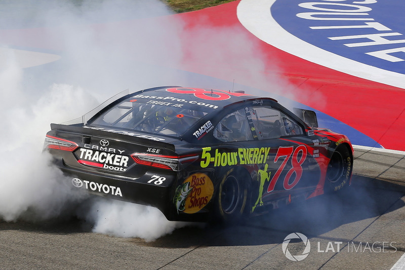 Il vincitore della gara Martin Truex Jr., Furniture Row Racing, Toyota Camry Bass Pro Shops/5-hour ENERGY