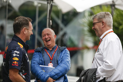 Руководитель Red Bull Racing Кристиан Хорнер, журналист Дитер Ренкен и Росс Браун, FOM