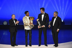 Lewis Hamilton con Toto Wolff, Jean Todt y Chase Carey