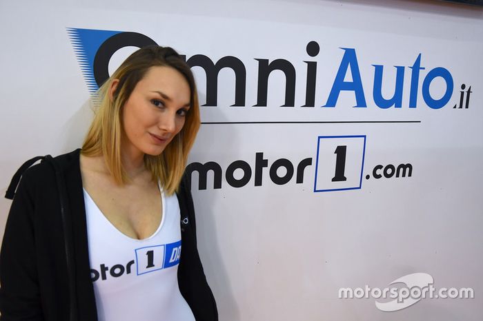 Las chicas en el Salón del Automóvil de Bolonia 2017