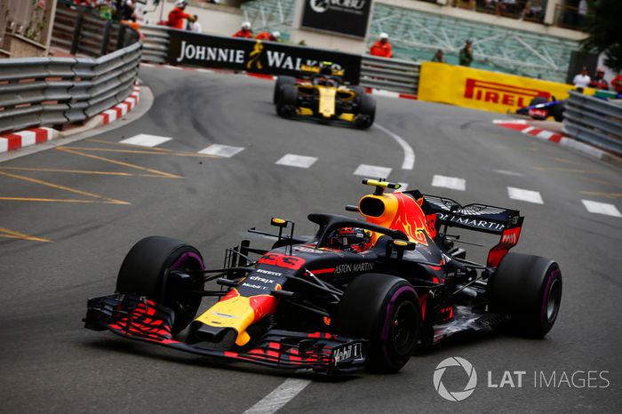 Max Verstappen, Red Bull Racing RB14, delante de Carlos Sainz Jr., Renault Sport F1 Team R.S. 18