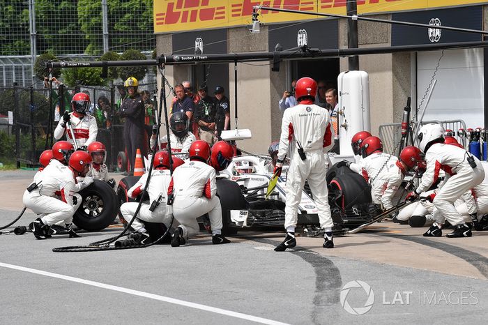 Charles Leclerc, Sauber C37, hace un pit stop