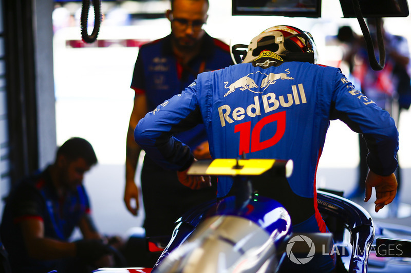 Pierre Gasly, Toro Rosso, climbs into his car