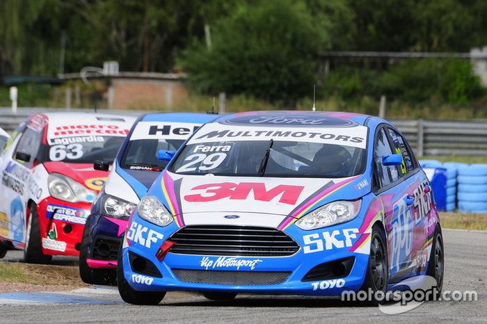 Daniel Ferra al frente del grupo