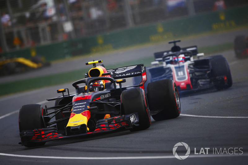 Max Verstappen, Red Bull Racing RB14 Tag Heuer, spin atıyor, Romain Grosjean, Haas F1 Team VF-18 Ferrari