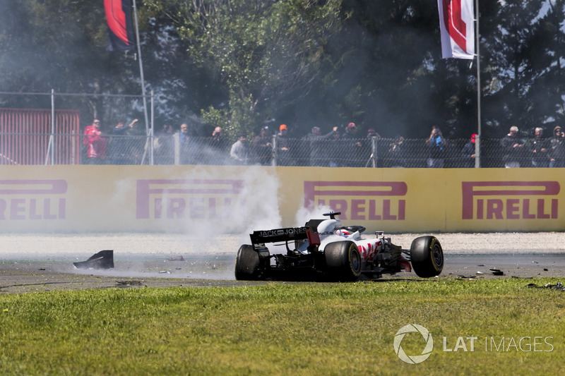 De beschadigde auto van Romain Grosjean, Haas F1 Team VF-18