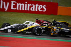 Carlos Sainz Jr., Renault Sport F1 Team R.S. 18, battles Marcus Ericsson, Sauber C37