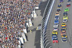 Kurt Busch, Stewart-Haas Racing Ford Fusion and Chase Elliott, Hendrick Motorsports Chevrolet Camaro
