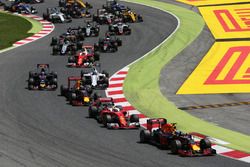 Daniel Ricciardo, Red Bull Racing RB12 at the start of the race