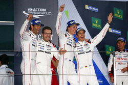 #1 Porsche Team Porsche 919 Hybrid: Timo Bernhard, Mark Webber, Brendon Hartley met Andreas Seidl, T