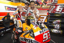 Le vainqueur Marc Marquez, Repsol Honda Team, Shuhei Nakamoto, vice-président de Honda Racing Corporation