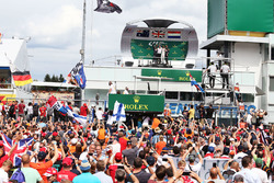 Podio: ganador de la carrera Lewis Hamilton, Mercedes AMG F1 segundo lugar Daniel Ricciardo, Red Bul