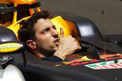 Daniel Ricciardo, Red Bull Racing RB12 en la parrilla