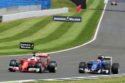 Sebastian Vettel, Ferrari SF16-H y Felipe Nasr Sauber C35