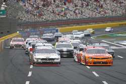Joey Logano, Team Penske Ford, und Denny Hamlin, Joe Gibbs Racing Toyota