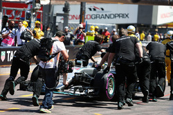Lewis Hamilton, Mercedes AMG F1 W07 Hybrid viene spinto indietro in pit lane durante le qualifiche