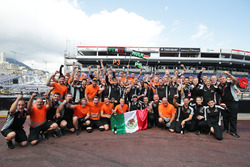 Sahara Force India F1 Team святкує третє місце Серхіо Переса і Ніко Хюлькенберга