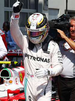 Ganador de la pole Lewis Hamilton, Mercedes AMG F1 Team