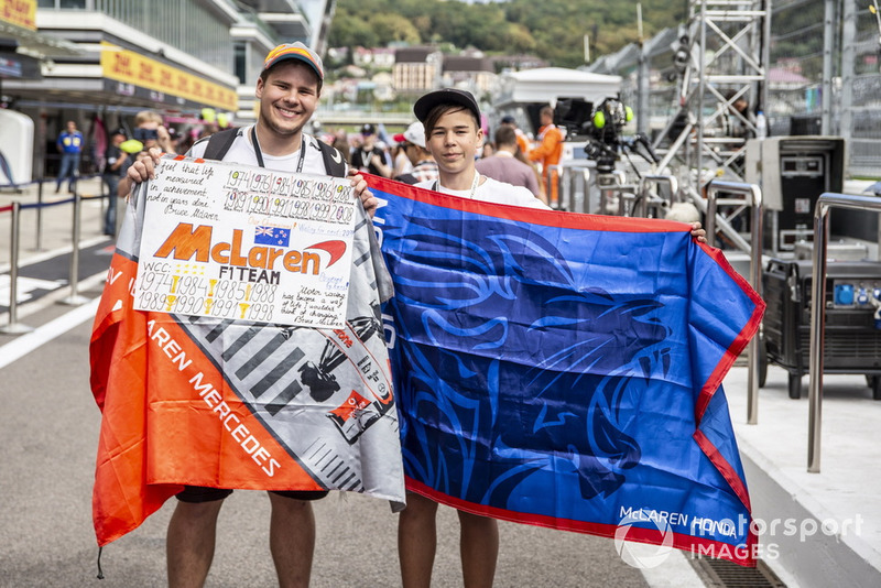 Des fans de McLaren favec des drapeaux