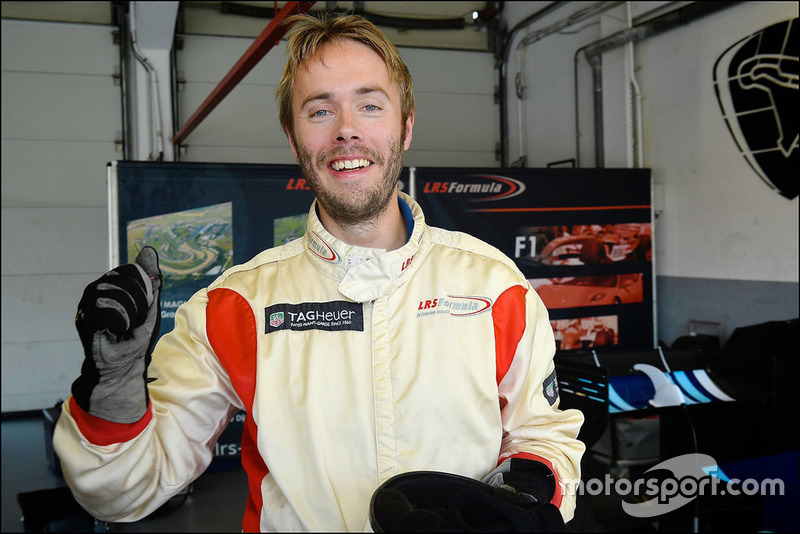 Een Smartphone-gamer test een Williams F1-wagen