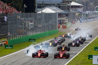 Kimi Raikkonen, Ferrari SF71H, Sebastian Vettel, Ferrari SF71H, Lewis Hamilton, Mercedes AMG F1 W09, Valtteri Bottas, Mercedes AMG F1 W09, Max Verstappen, Red Bull Racing RB14 Tag Heuer, en de rest van het veld bij de start