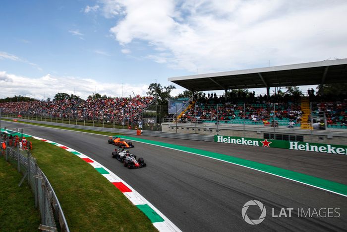 Kevin Magnussen, Haas F1 Team VF-18, Fernando Alonso, McLaren MCL33 