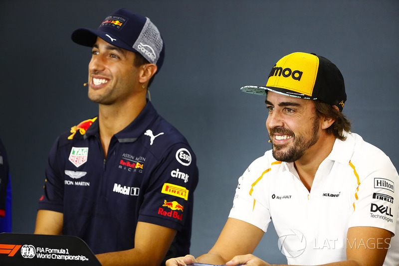 Daniel Ricciardo, Red Bull Racing, y Fernando Alonso, McLaren