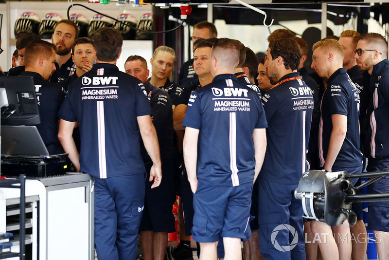 Riunione nel garage Force India F1