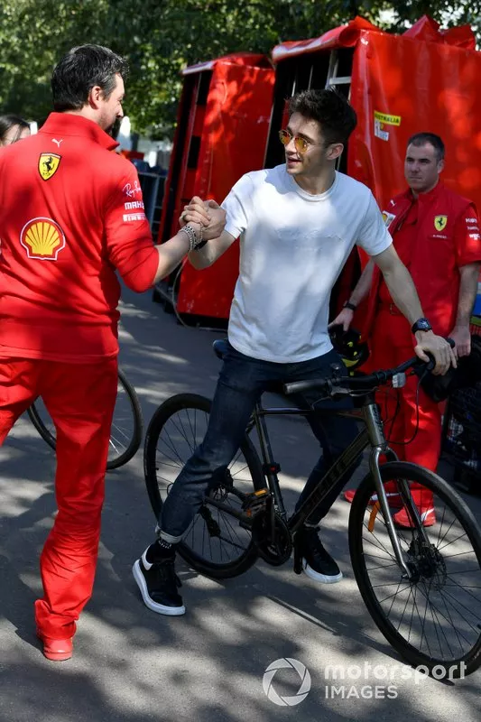 Charles Leclerc, Ferrari, con su novia Charlotte Sine