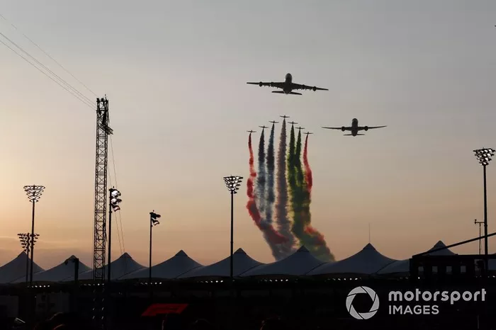 Aviones pasan sobre el circuito