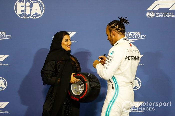 Lewis Hamilton, Mercedes AMG F1, recibe el Pirelli Pole Position Trophy de manos de Aseel Al-Hamad