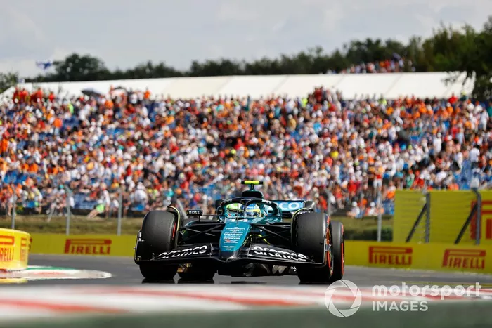 Fernando Alonso, Aston Martin AMR24, en la parrilla de salida