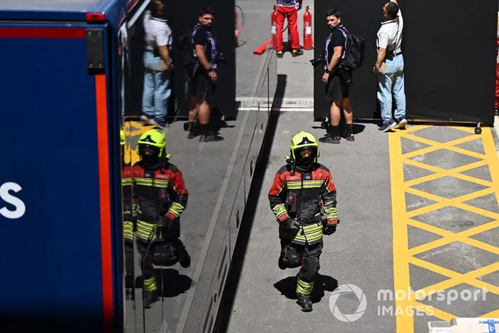 Un bombero en el Paddock